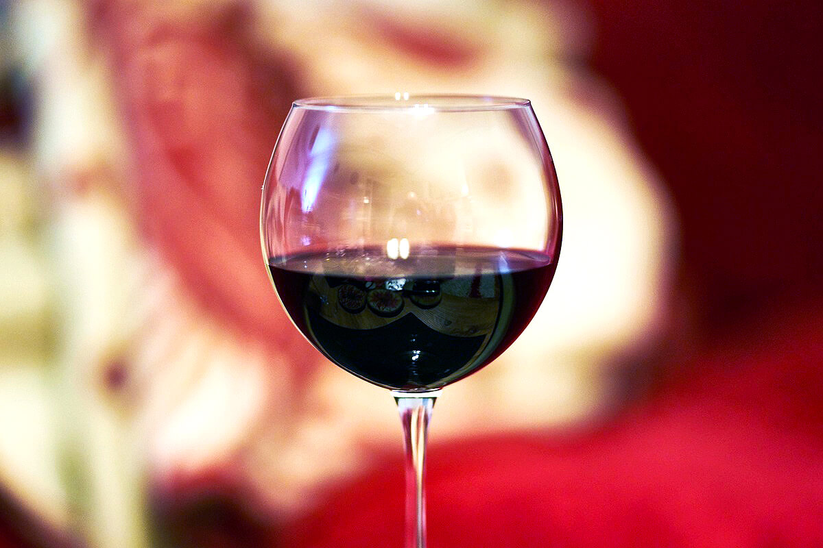 Ett glas av ett gott merlotvin