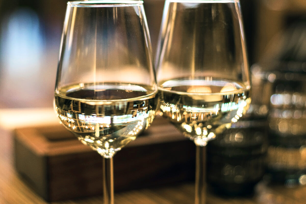 Två glas av ett pinot gris vin på ett bord