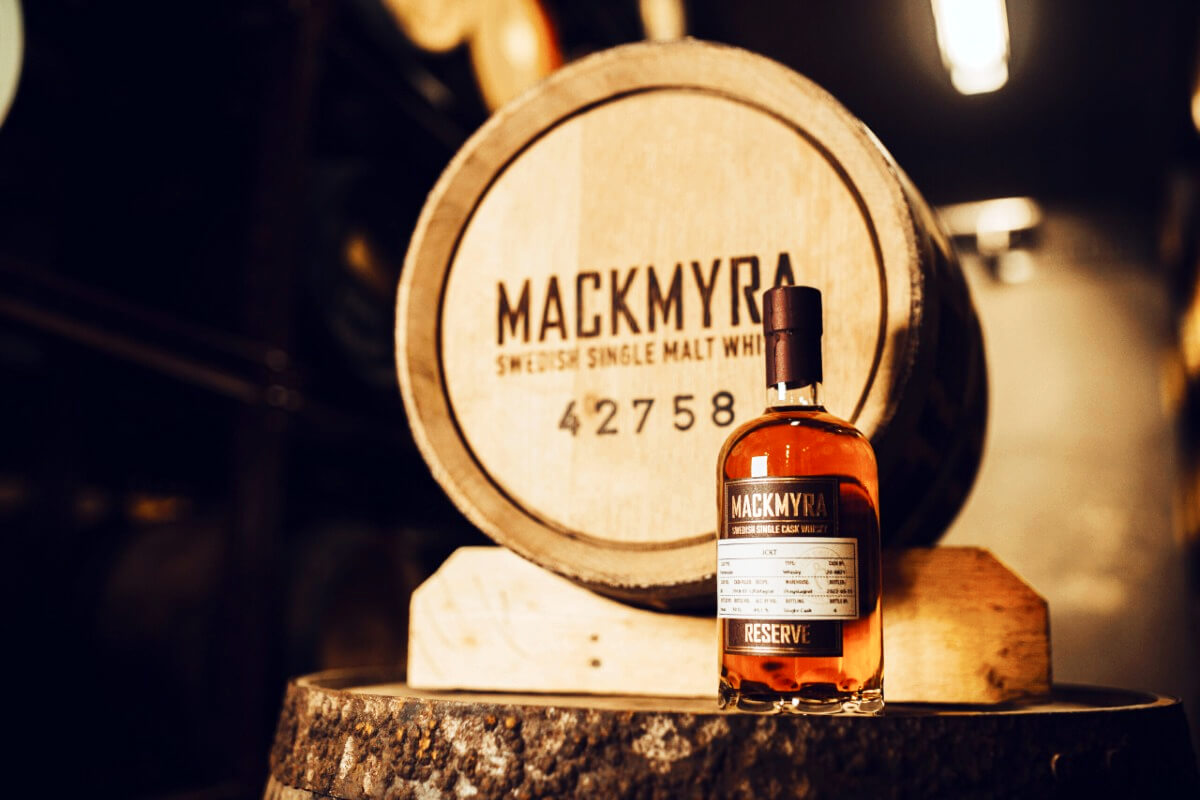 Ett fat och en whiskyflaska från Mackmyra
