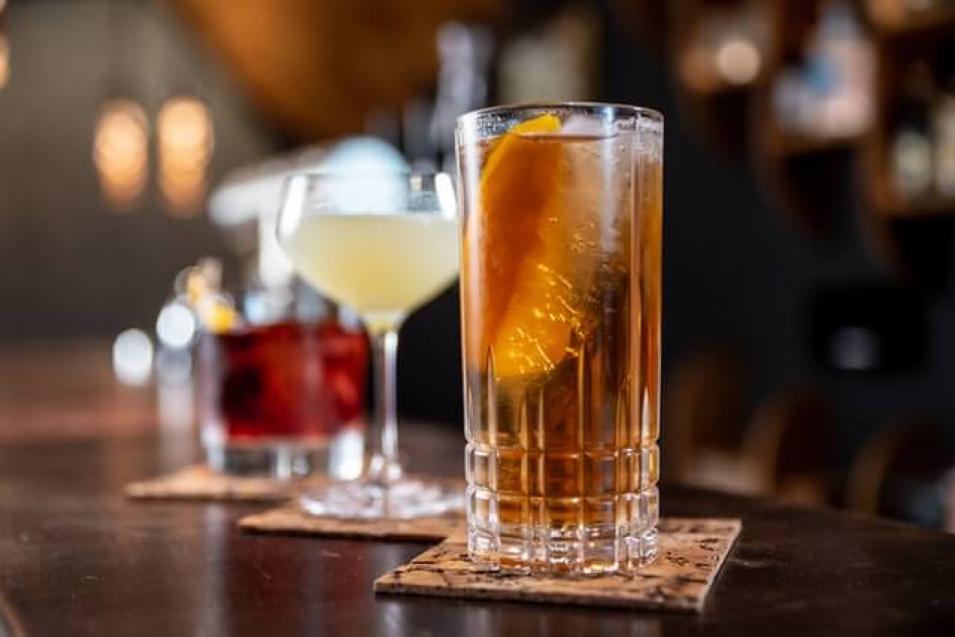 Tre olika drinkar upprade brevid varandra