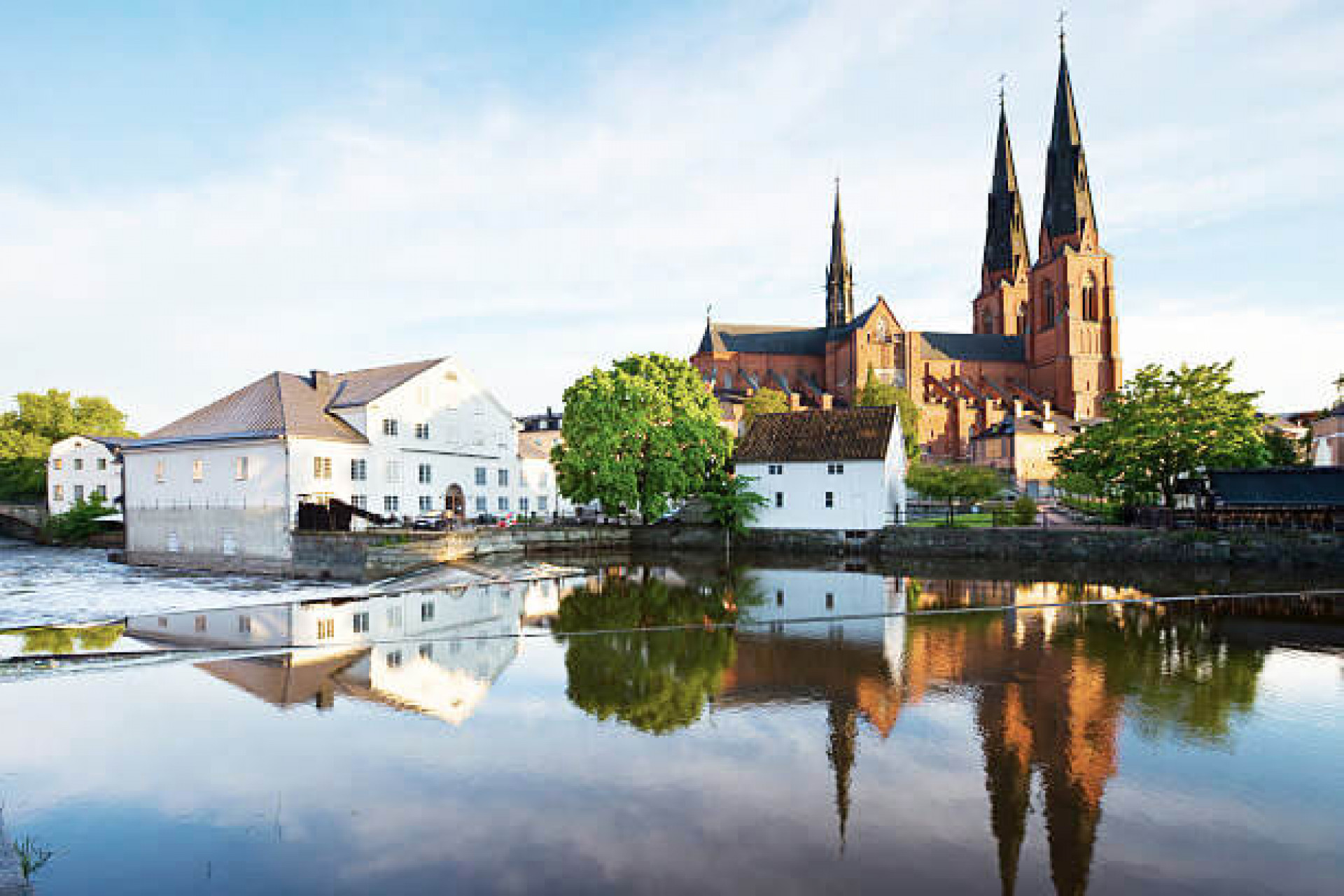 Vacker utsikt över Fyrisån och Domkyrkan i Uppsala