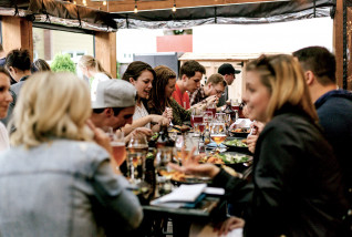 Ett stort gäng är på restaurang och provar mat i Stockholm